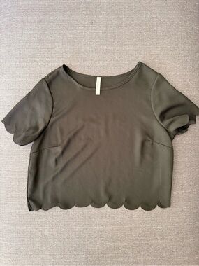 Scallop Hem Short Sleeve Crop Top - Black